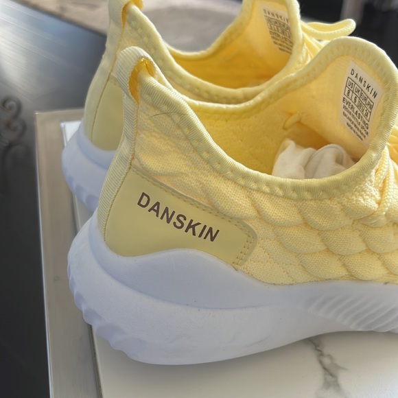 Danskin Women's Everlasting Scalloped Sneaker, Sz. 8 NEW W/O Box - Picture 9 of 10